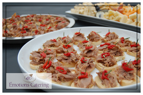 Garlic Toasts with Roast Beef, Hummus and Roasted Red Pepper